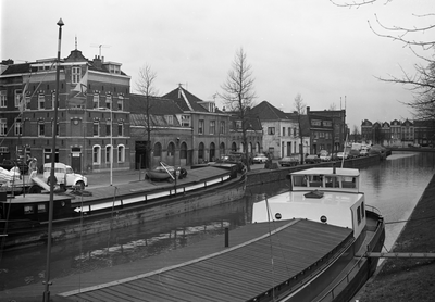 65434 Gezicht op de Nieuwe Kade te Utrecht; links de ingang van de Oude Koningstraat.N.B. De straatnaam Nieuwekade werd ...